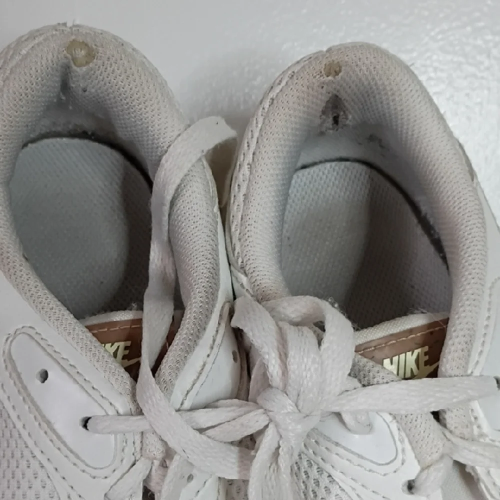 the Nike Air Max SC sneaker Women's White and Gray Sneakers size 8.5